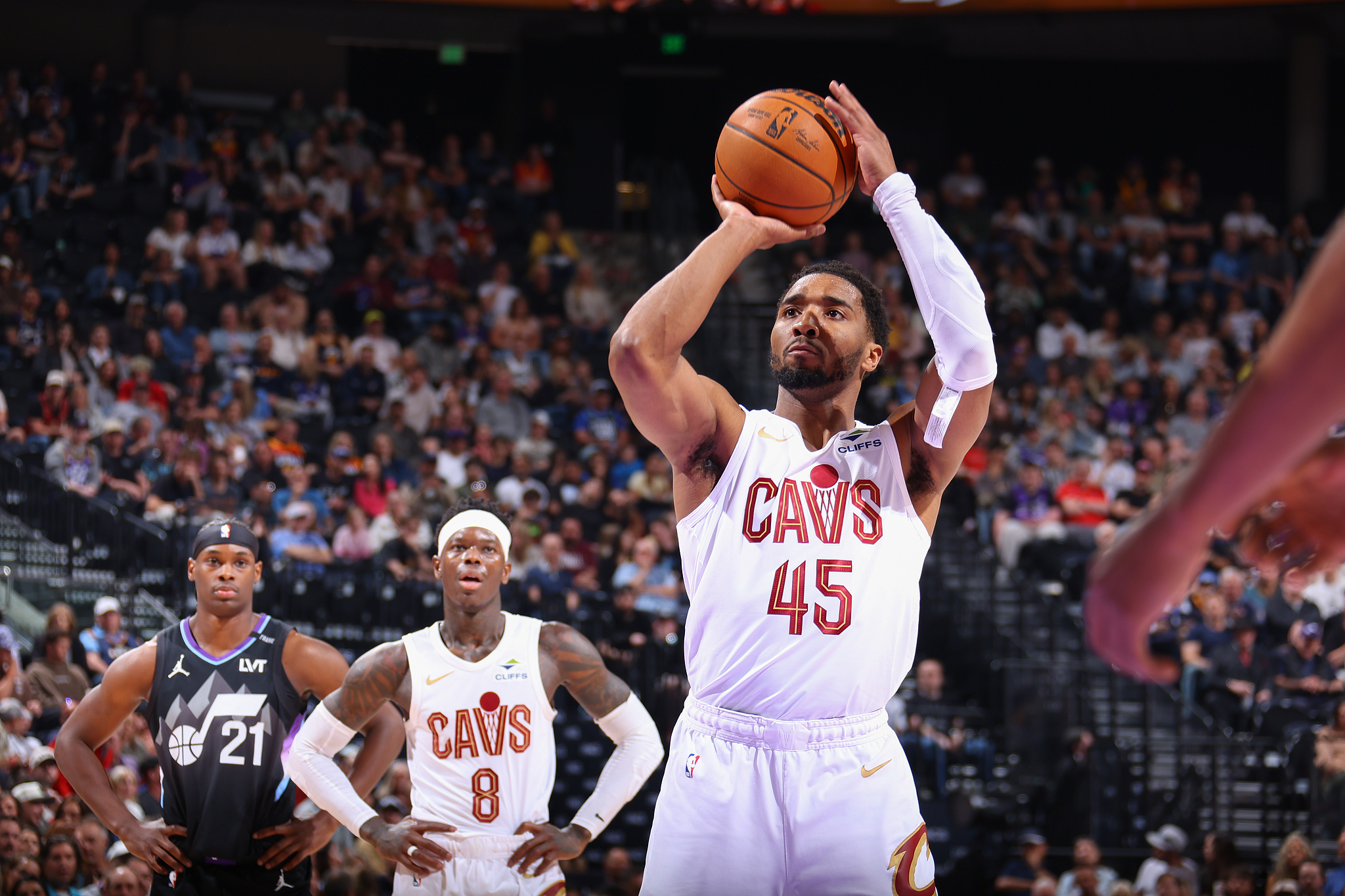 星空体育平台-米切尔34分哈登13+6+14 骑士送爵士6连败