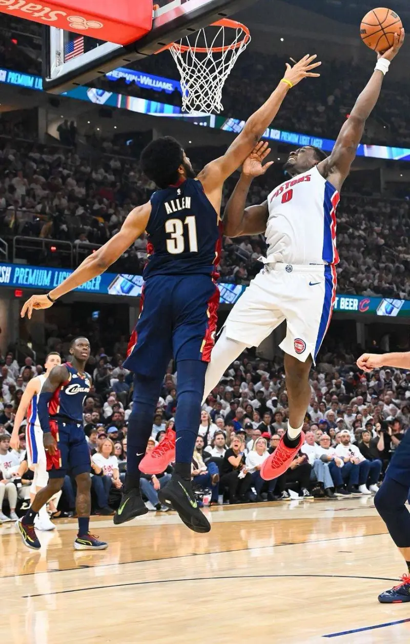 星空体育APP-举火烧天！NBA官方晒杜伦单臂隔扣阿伦的定格画面